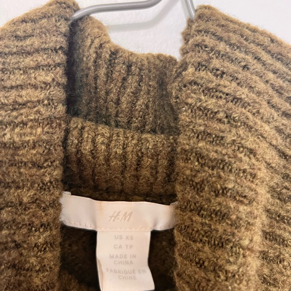 H & M turtleneck sweater. Loose fit. - Picture 3 of 3